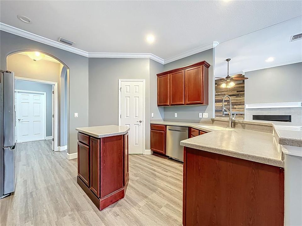 Activo con contrato: $397,420 (3 camas, 2 baños, 2038 Pies cuadrados)