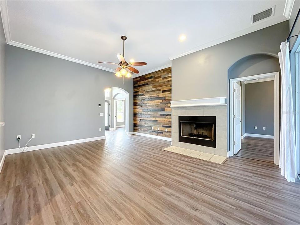 Activo con contrato: $397,420 (3 camas, 2 baños, 2038 Pies cuadrados)