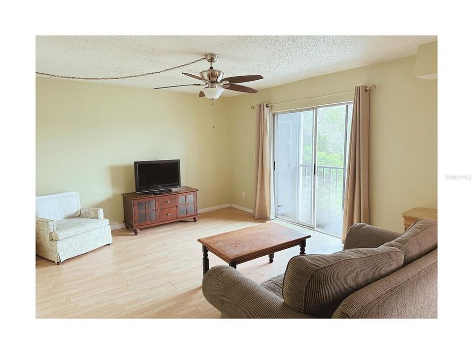 Active With Contract: $975 (1 beds, 1 baths, 572 Square Feet)