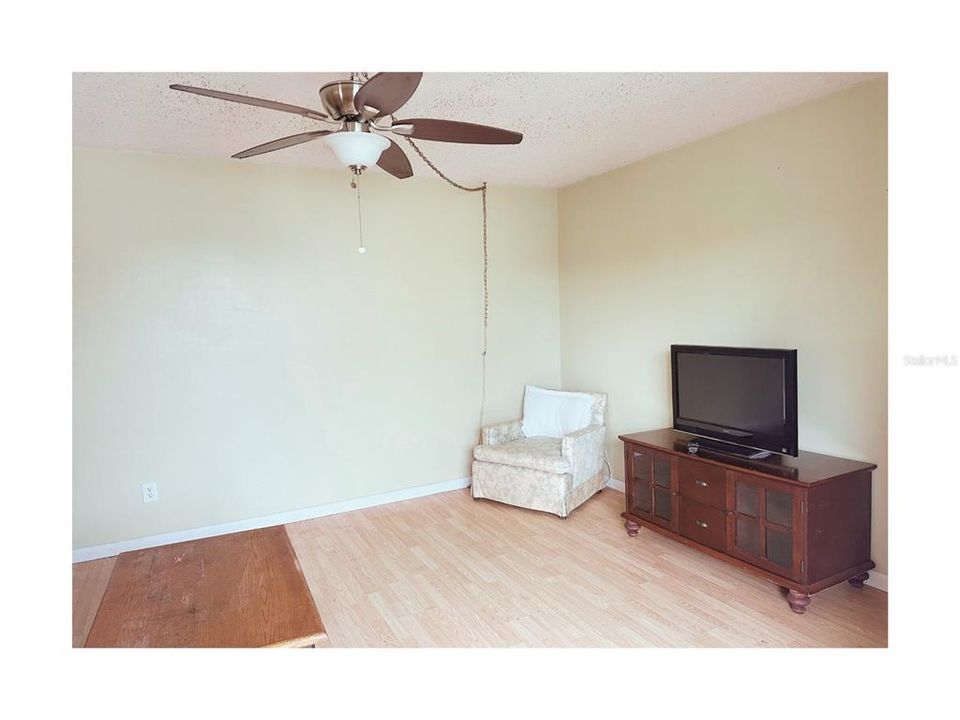 Active With Contract: $975 (1 beds, 1 baths, 572 Square Feet)