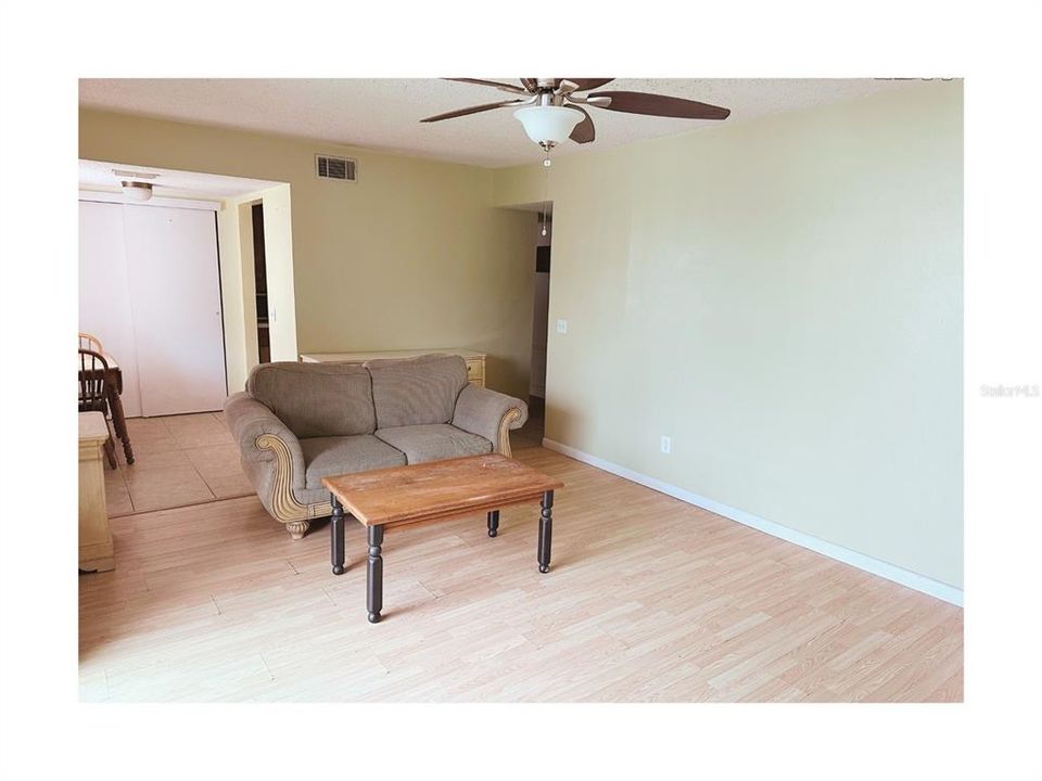 Active With Contract: $975 (1 beds, 1 baths, 572 Square Feet)