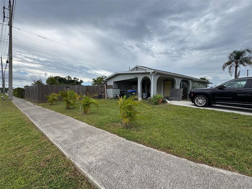 合同活跃: $184,900 (2 贝兹, 1 浴室, 1064 平方英尺)