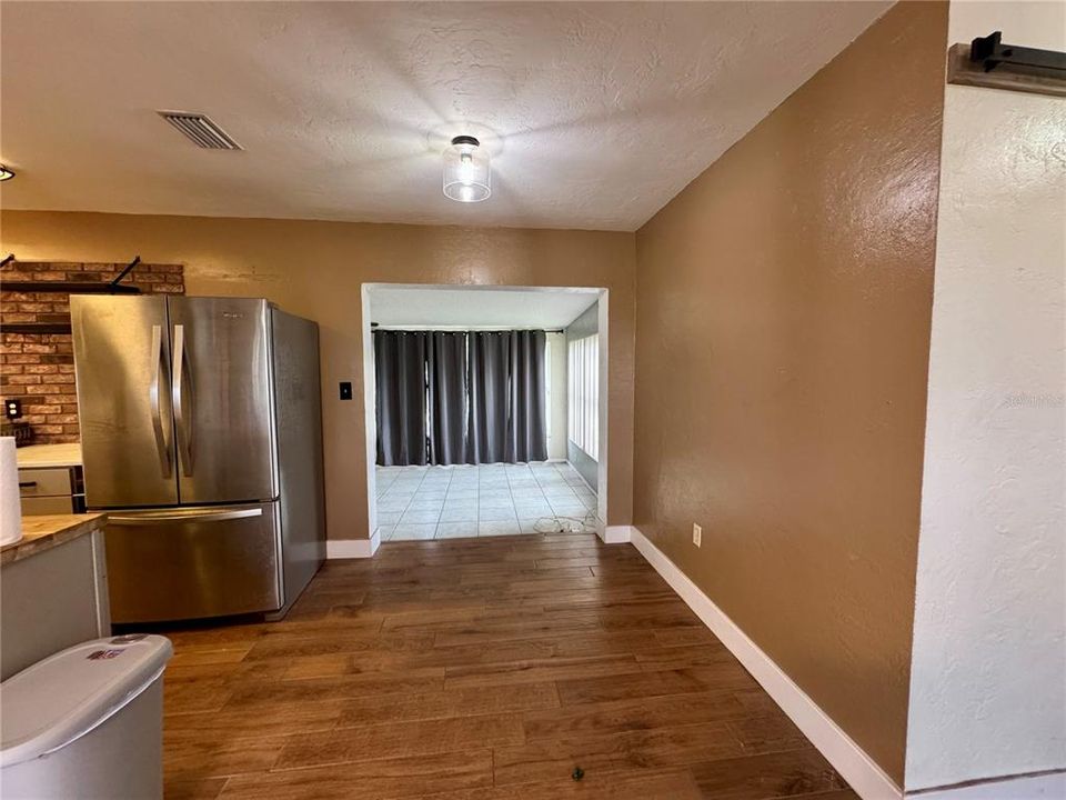 合同活跃: $184,900 (2 贝兹, 1 浴室, 1064 平方英尺)