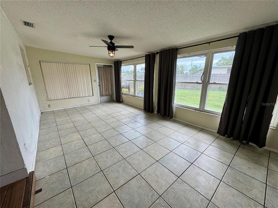 合同活跃: $184,900 (2 贝兹, 1 浴室, 1064 平方英尺)