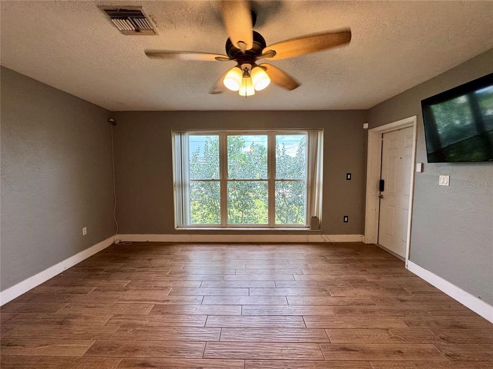 合同活跃: $184,900 (2 贝兹, 1 浴室, 1064 平方英尺)