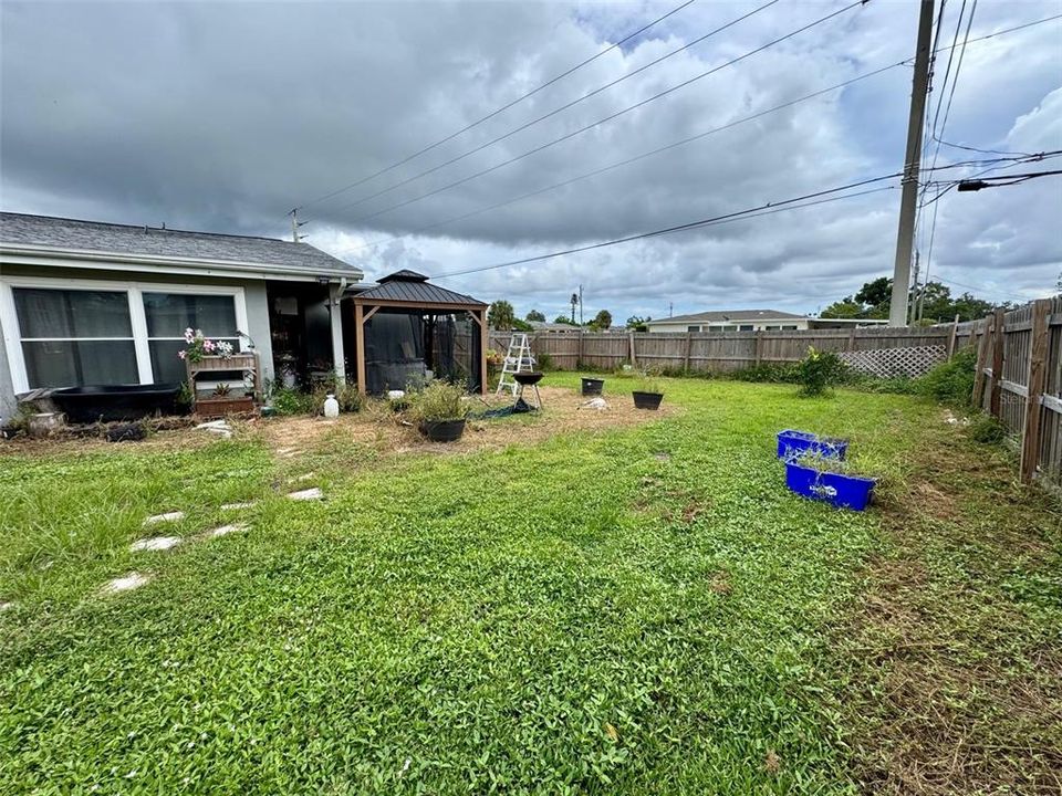 合同活跃: $184,900 (2 贝兹, 1 浴室, 1064 平方英尺)