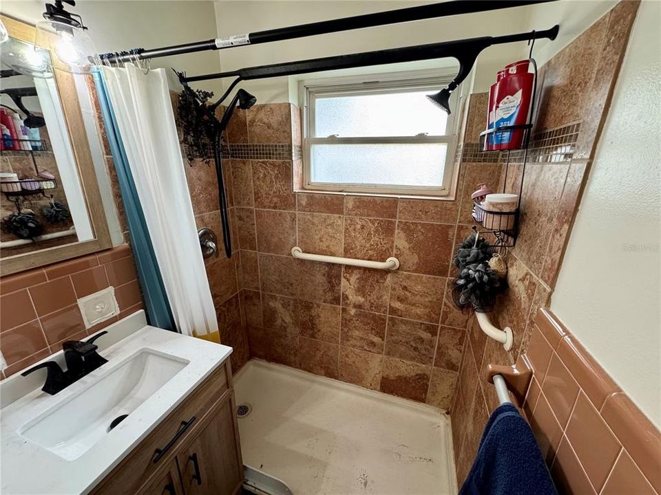 合同活跃: $184,900 (2 贝兹, 1 浴室, 1064 平方英尺)