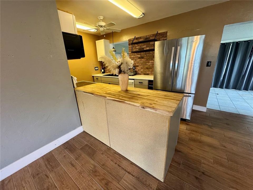 合同活跃: $184,900 (2 贝兹, 1 浴室, 1064 平方英尺)