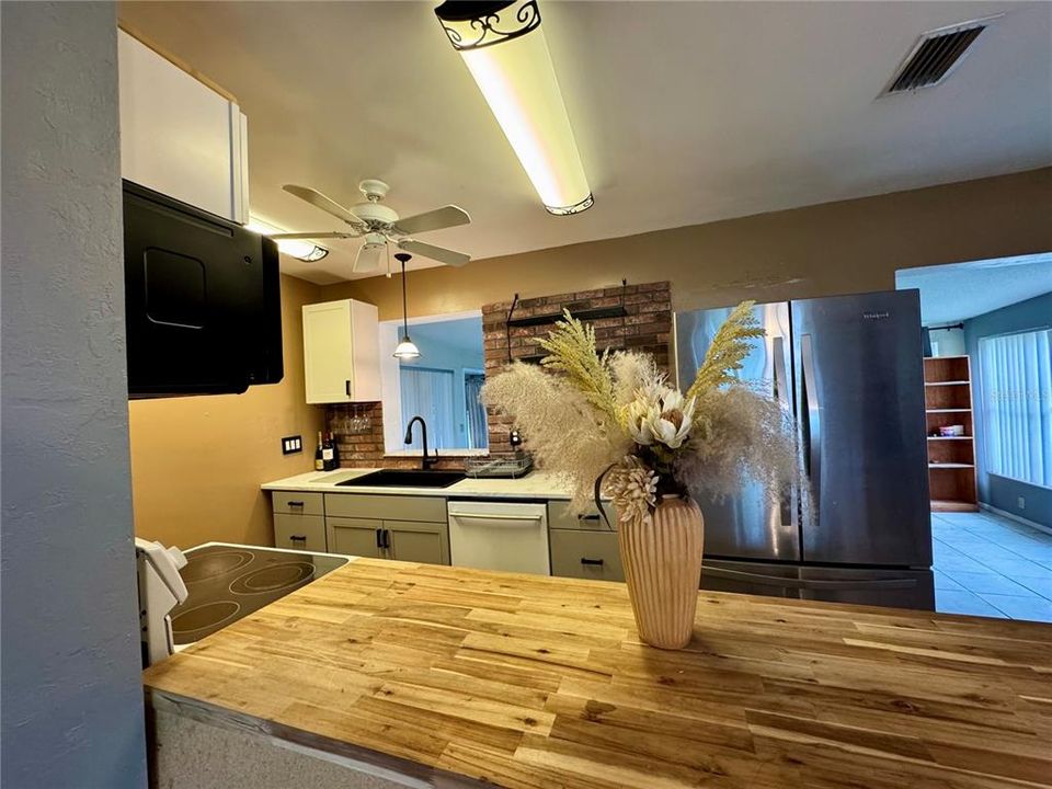 合同活跃: $184,900 (2 贝兹, 1 浴室, 1064 平方英尺)