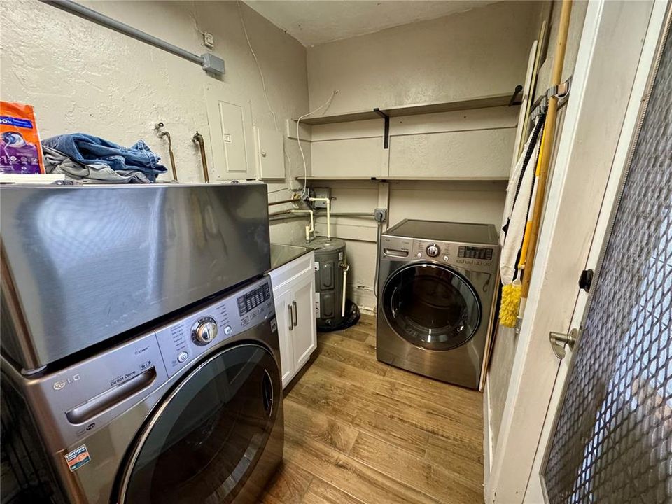 合同活跃: $184,900 (2 贝兹, 1 浴室, 1064 平方英尺)