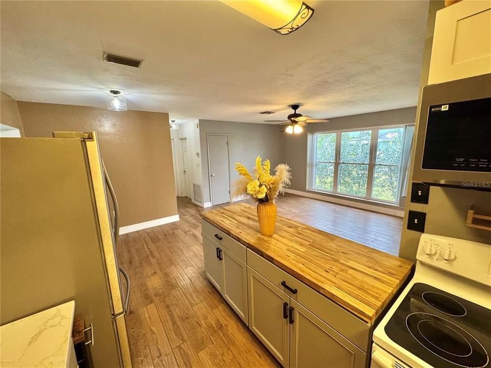 合同活跃: $184,900 (2 贝兹, 1 浴室, 1064 平方英尺)