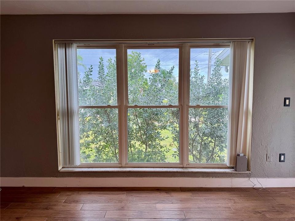 合同活跃: $184,900 (2 贝兹, 1 浴室, 1064 平方英尺)