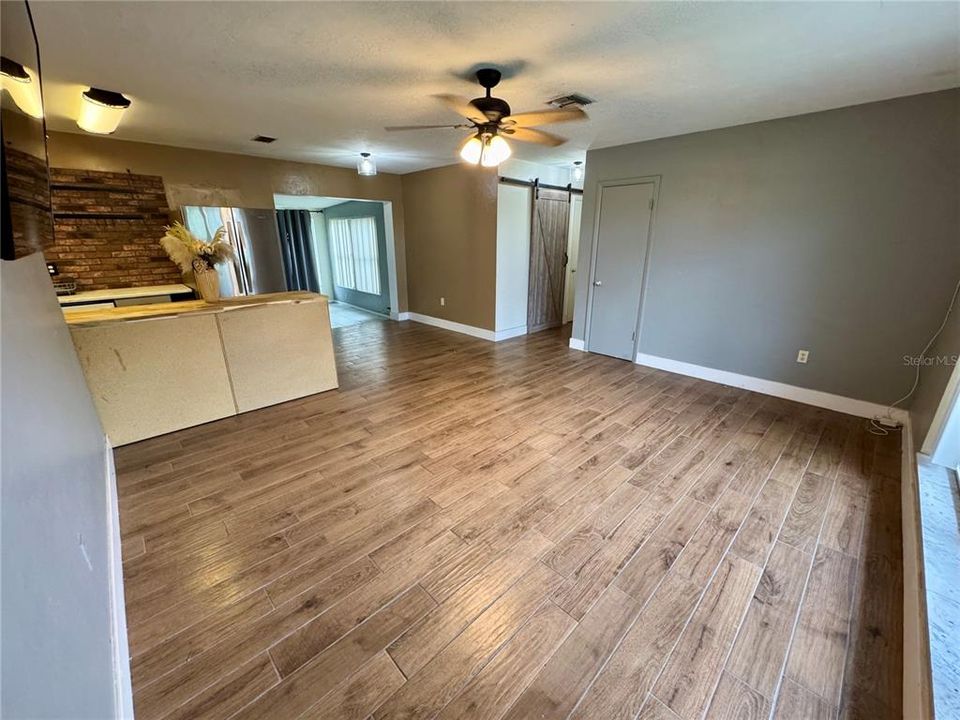 合同活跃: $184,900 (2 贝兹, 1 浴室, 1064 平方英尺)