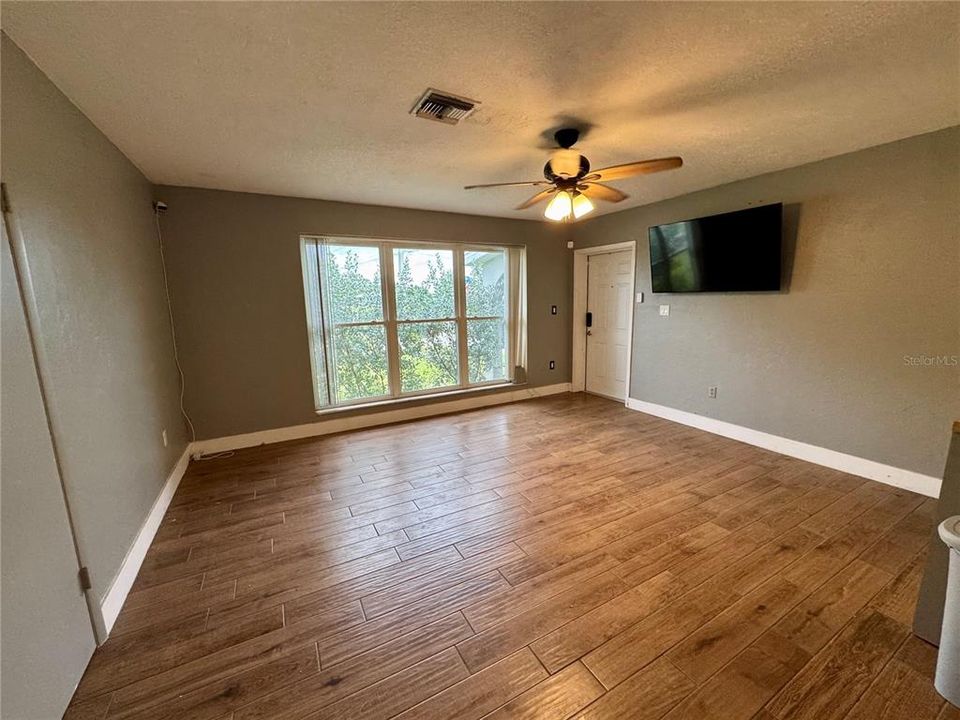 合同活跃: $184,900 (2 贝兹, 1 浴室, 1064 平方英尺)