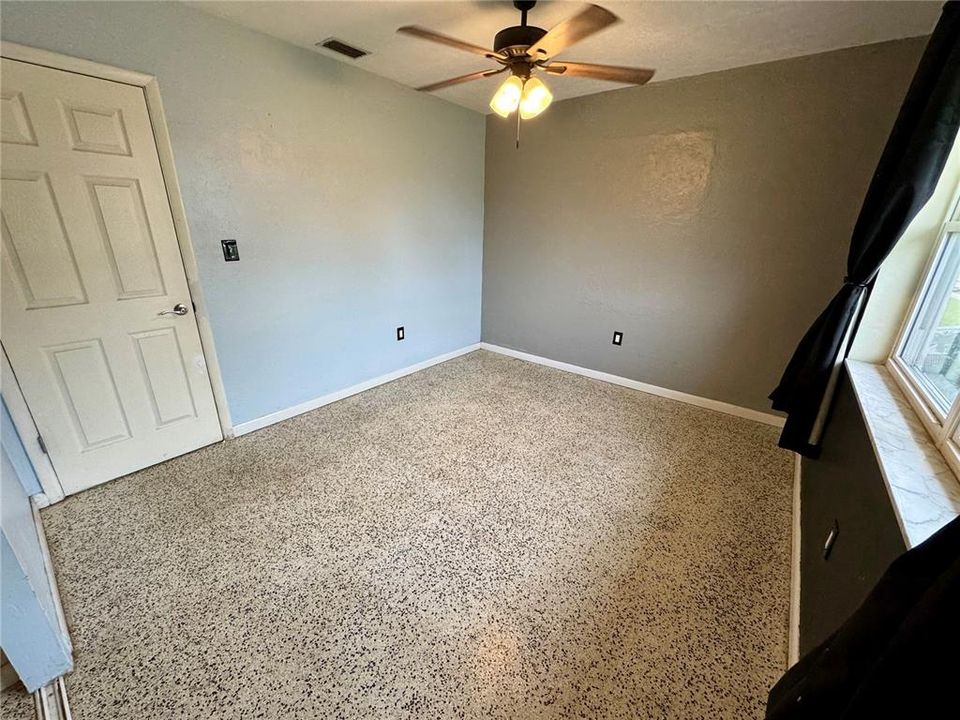 合同活跃: $184,900 (2 贝兹, 1 浴室, 1064 平方英尺)