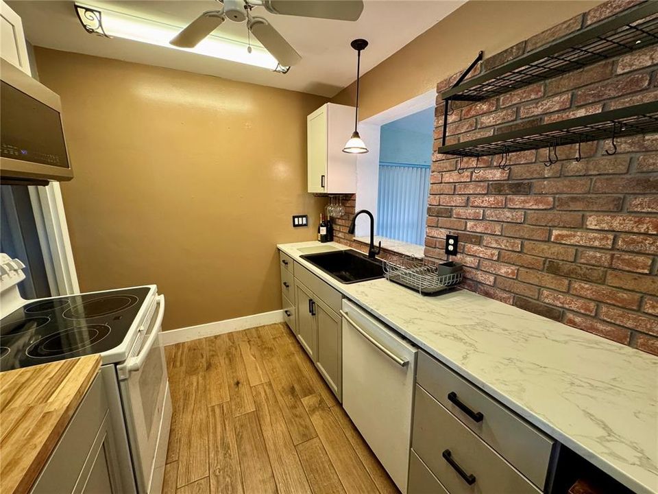 合同活跃: $184,900 (2 贝兹, 1 浴室, 1064 平方英尺)