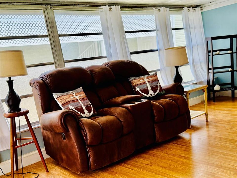 待售: $89,900 (2 贝兹, 1 浴室, 1138 平方英尺)