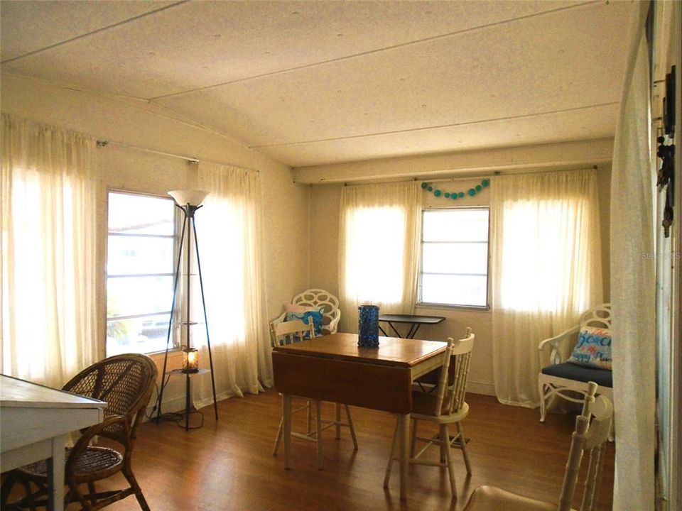 待售: $89,900 (2 贝兹, 1 浴室, 1138 平方英尺)