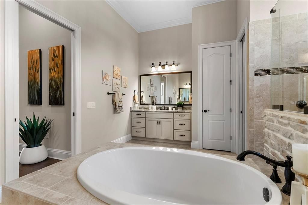 Под контрактом: $3,300,000 (8 спален, 5 ванн, 8190 Квадратных фут)