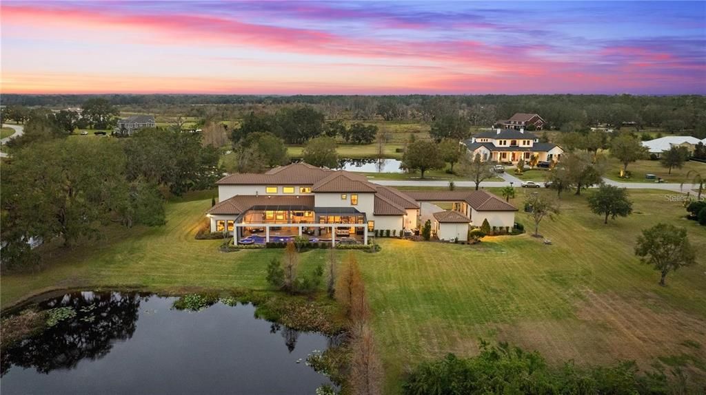 Под контрактом: $3,300,000 (8 спален, 5 ванн, 8190 Квадратных фут)