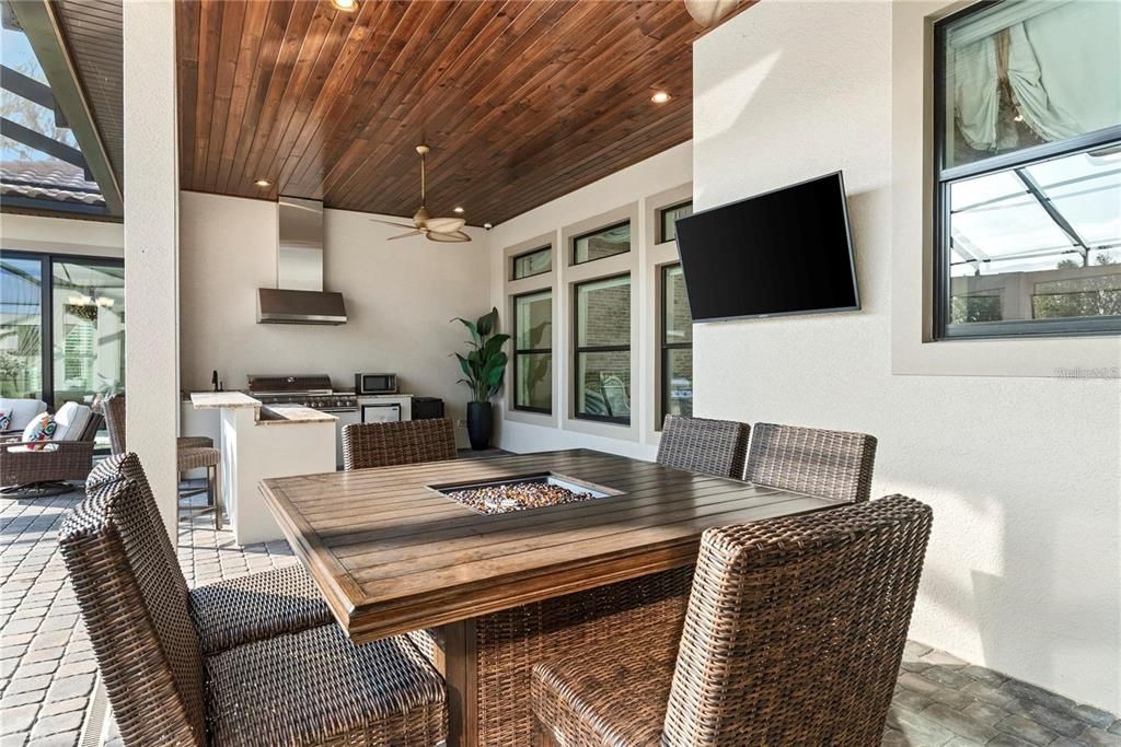 Под контрактом: $3,300,000 (8 спален, 5 ванн, 8190 Квадратных фут)