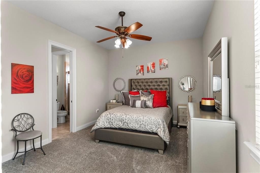 Под контрактом: $3,300,000 (8 спален, 5 ванн, 8190 Квадратных фут)