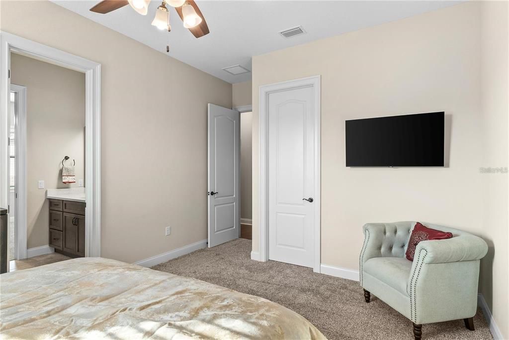 Под контрактом: $3,300,000 (8 спален, 5 ванн, 8190 Квадратных фут)