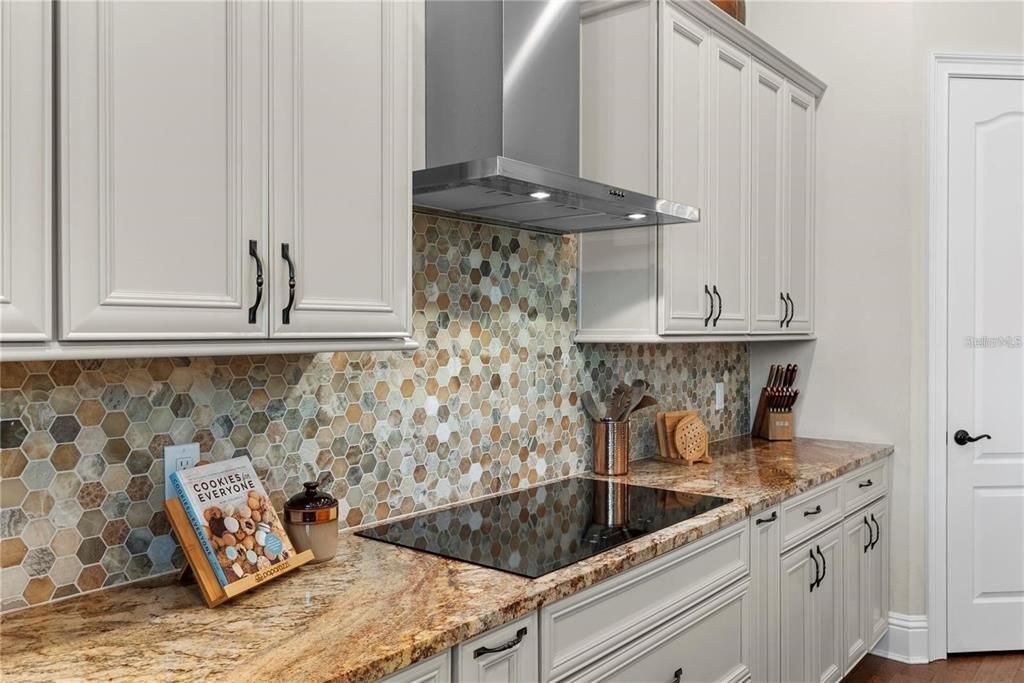 Под контрактом: $3,300,000 (8 спален, 5 ванн, 8190 Квадратных фут)