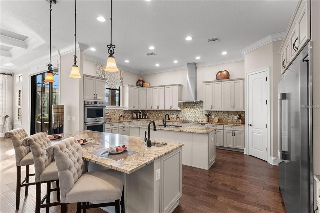 Под контрактом: $3,300,000 (8 спален, 5 ванн, 8190 Квадратных фут)