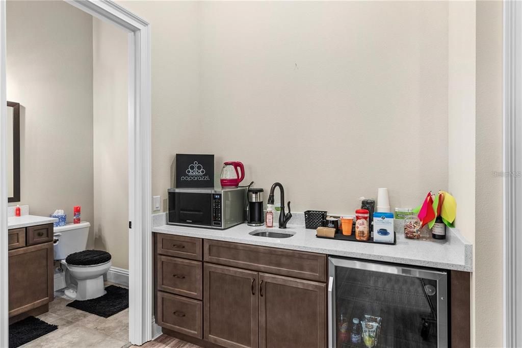 Под контрактом: $3,300,000 (8 спален, 5 ванн, 8190 Квадратных фут)