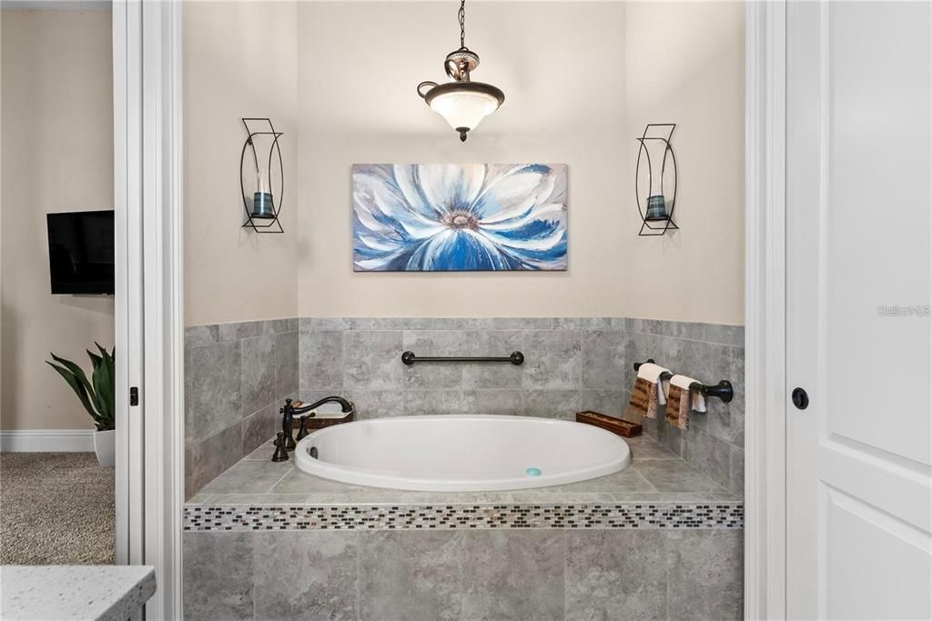 Под контрактом: $3,300,000 (8 спален, 5 ванн, 8190 Квадратных фут)