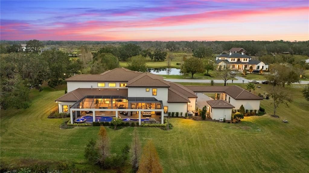 Под контрактом: $3,300,000 (8 спален, 5 ванн, 8190 Квадратных фут)