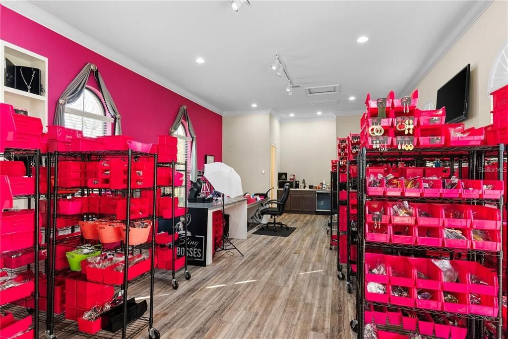 Под контрактом: $3,300,000 (8 спален, 5 ванн, 8190 Квадратных фут)