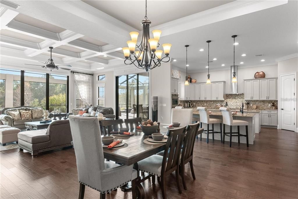 Под контрактом: $3,300,000 (8 спален, 5 ванн, 8190 Квадратных фут)