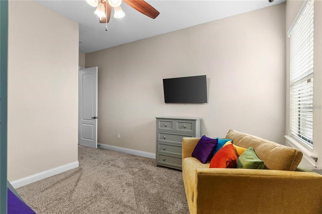 Под контрактом: $3,300,000 (8 спален, 5 ванн, 8190 Квадратных фут)