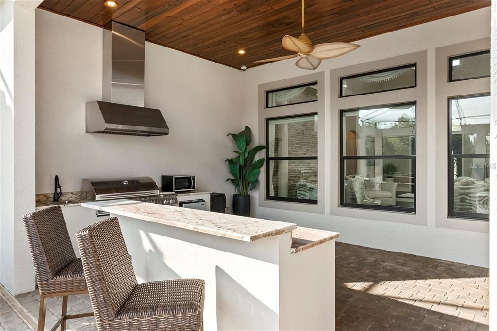 Под контрактом: $3,300,000 (8 спален, 5 ванн, 8190 Квадратных фут)