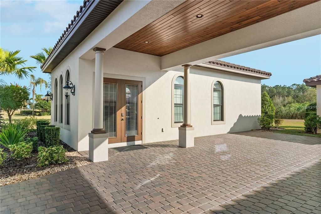 Под контрактом: $3,300,000 (8 спален, 5 ванн, 8190 Квадратных фут)