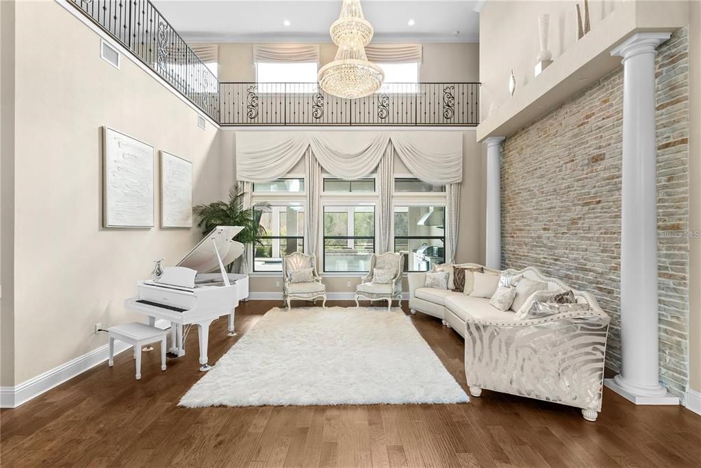 Под контрактом: $3,300,000 (8 спален, 5 ванн, 8190 Квадратных фут)