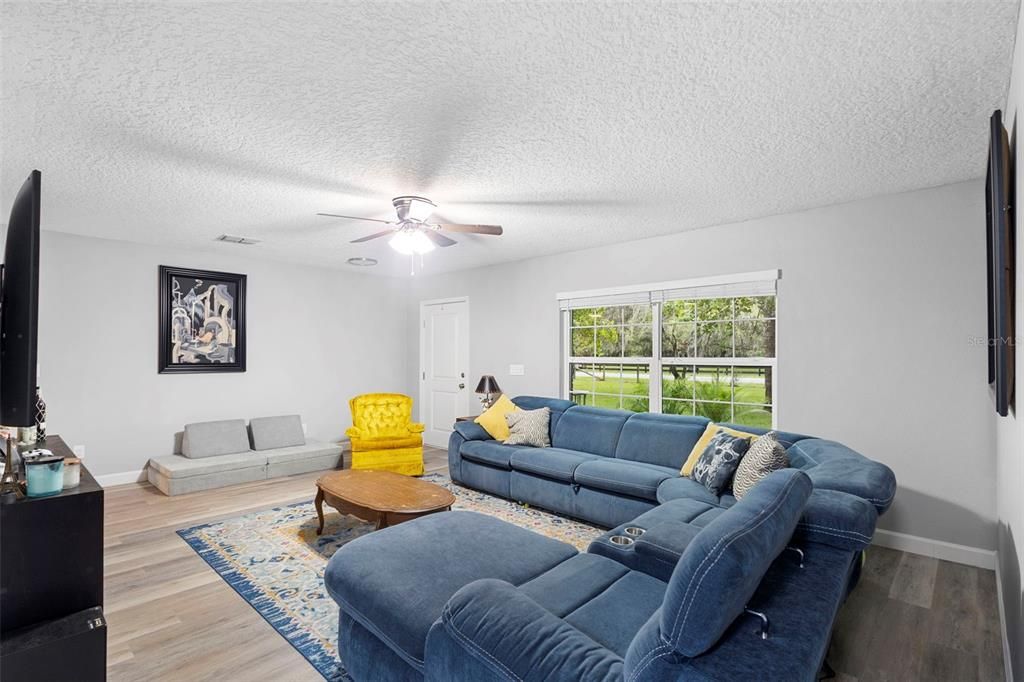 待售: $610,000 (4 贝兹, 2 浴室, 2284 平方英尺)