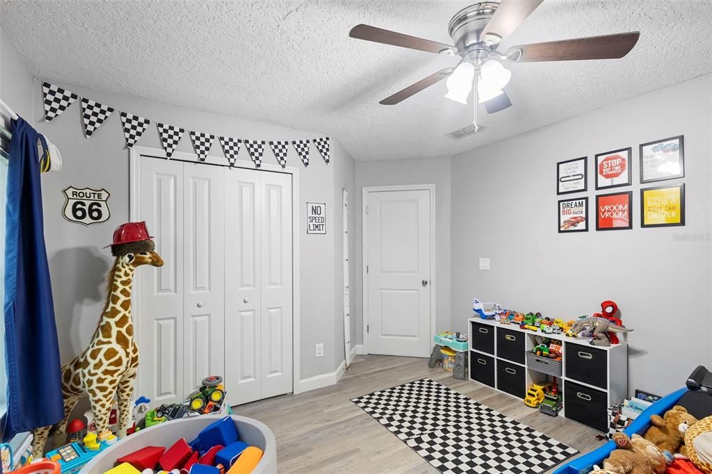 待售: $610,000 (4 贝兹, 2 浴室, 2284 平方英尺)