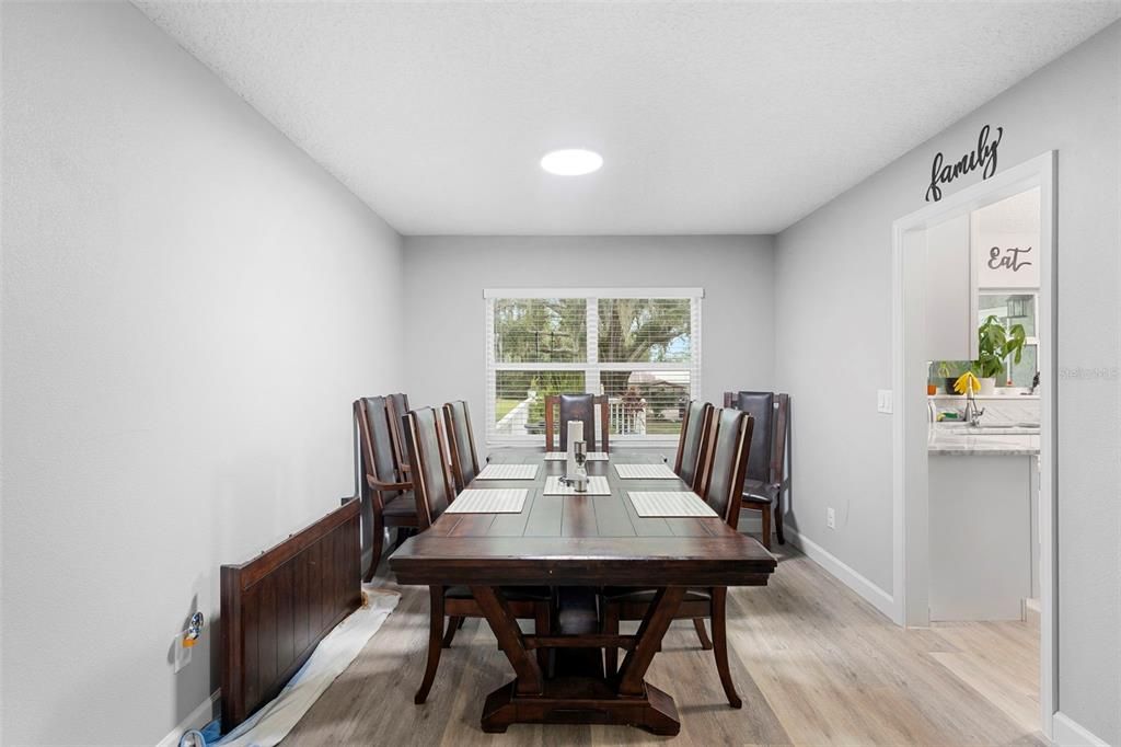 待售: $610,000 (4 贝兹, 2 浴室, 2284 平方英尺)