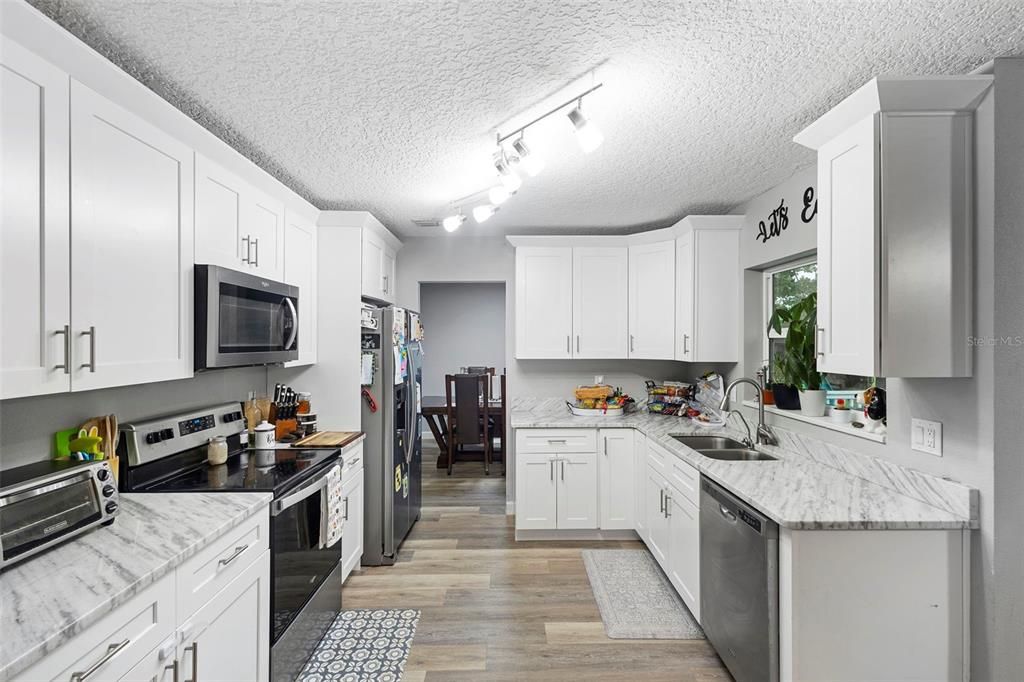 待售: $610,000 (4 贝兹, 2 浴室, 2284 平方英尺)