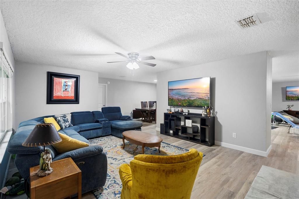 待售: $610,000 (4 贝兹, 2 浴室, 2284 平方英尺)