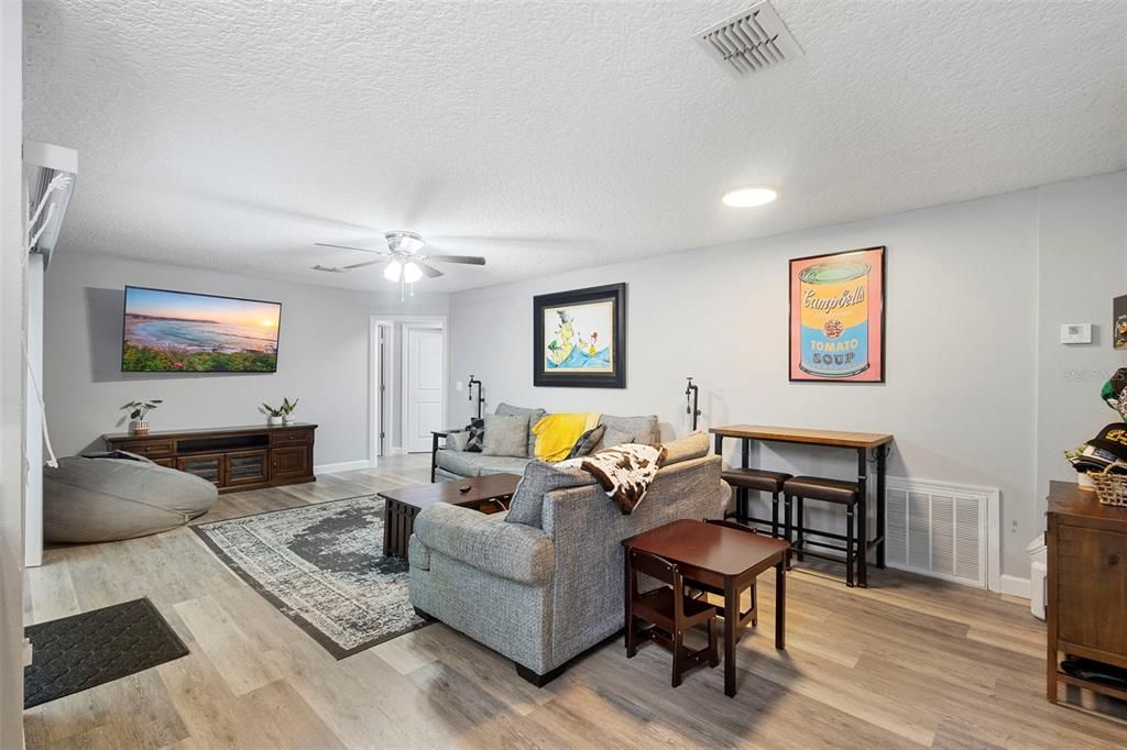 待售: $610,000 (4 贝兹, 2 浴室, 2284 平方英尺)