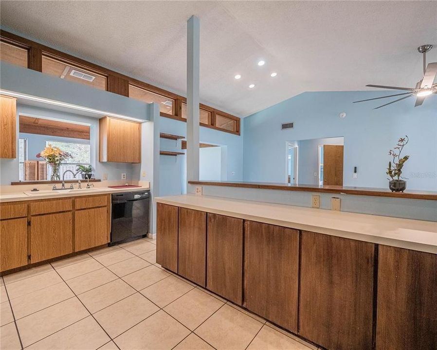 For Rent: $2,250 (3 beds, 2 baths, 1707 Square Feet)