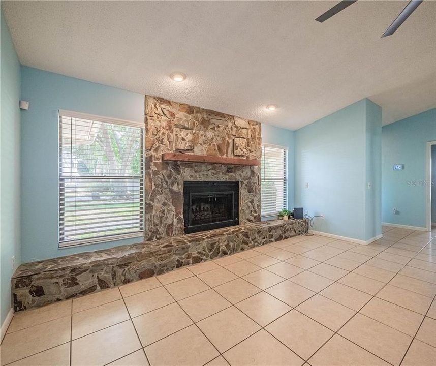 For Rent: $2,250 (3 beds, 2 baths, 1707 Square Feet)