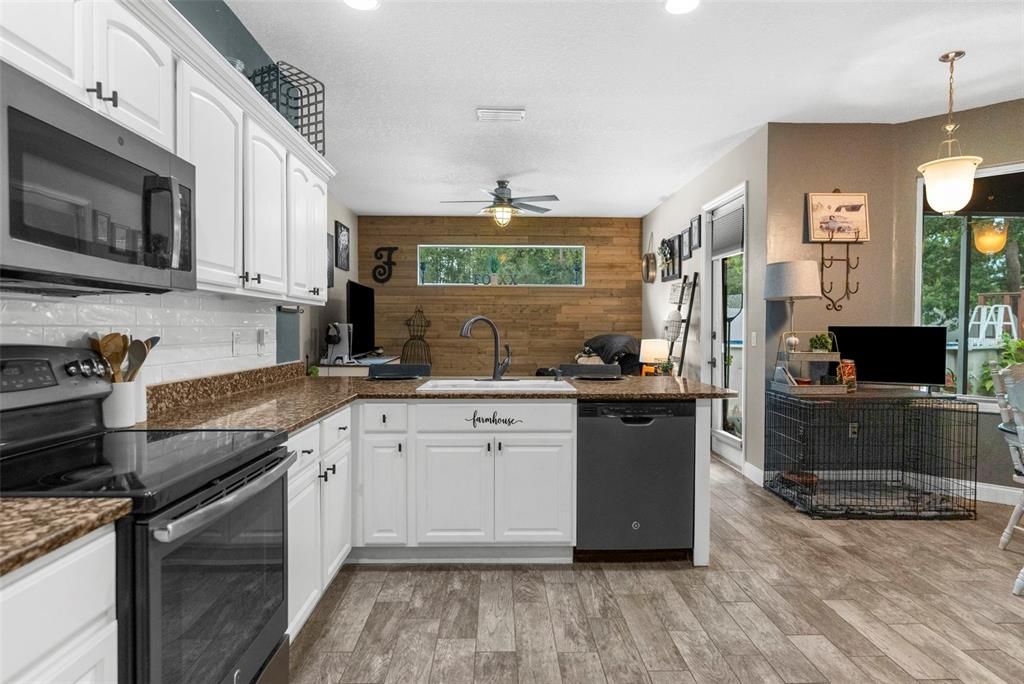 Active With Contract: $395,000 (3 beds, 2 baths, 1770 Square Feet)