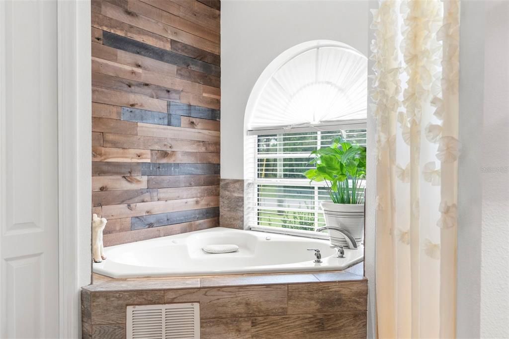 Active With Contract: $395,000 (3 beds, 2 baths, 1770 Square Feet)