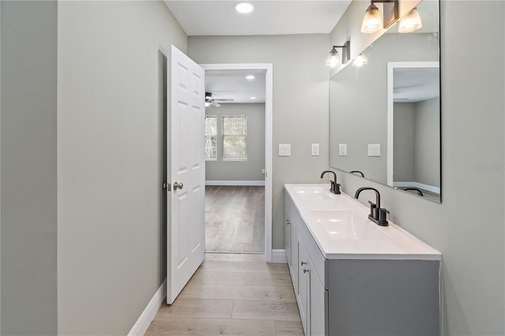 待售: $239,000 (4 贝兹, 2 浴室, 1620 平方英尺)