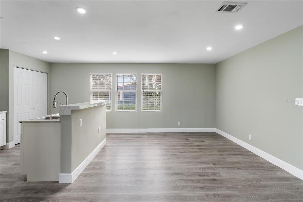 待售: $239,000 (4 贝兹, 2 浴室, 1620 平方英尺)